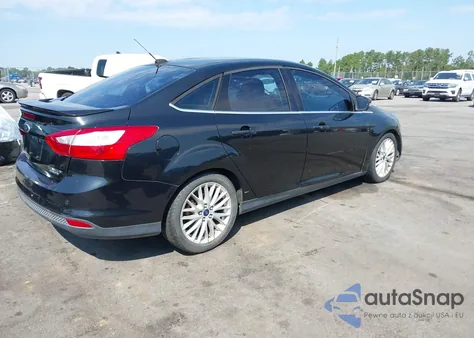 2014 Ford Focus Titanium z USA, uszkodzony, nr VIN 1FADP3J21EL240460